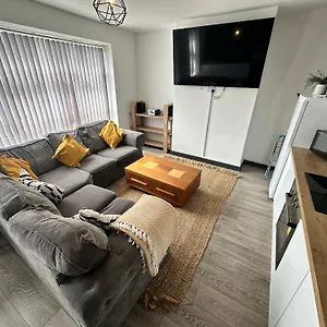 Apartment Town Center Willow - Sleeps Up To 10 - Dogs Welcome - 2 Minutes From Train Station, Blackpool